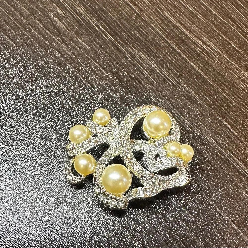 Vintage‎ Goldette Signed faux pearl, rhinestons Flower Ribbons Pin Brooch